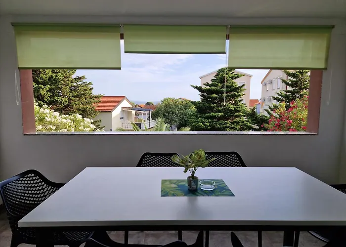 Aurelia Apartments, Vir