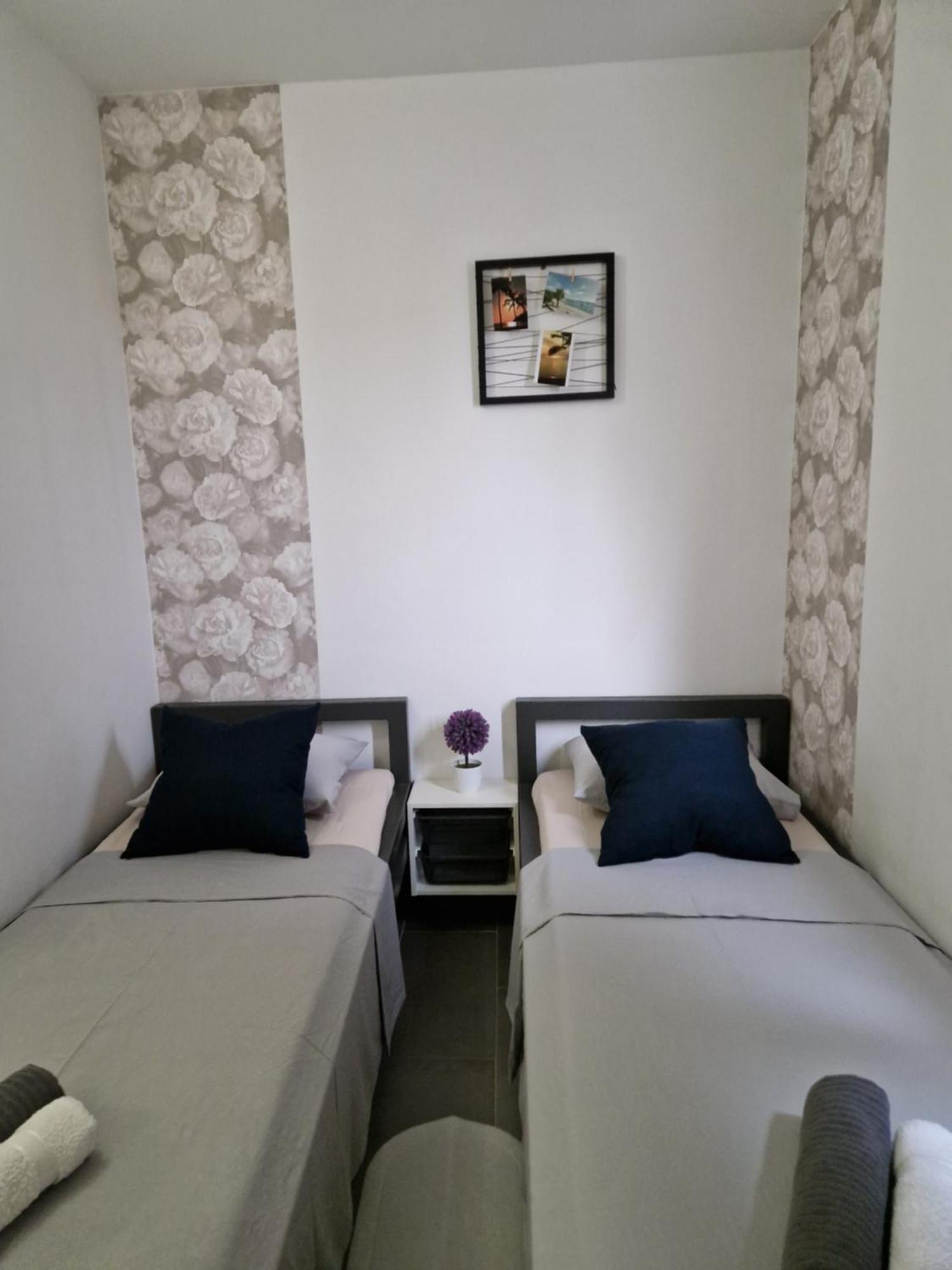Aurelia Apartments, * Vir