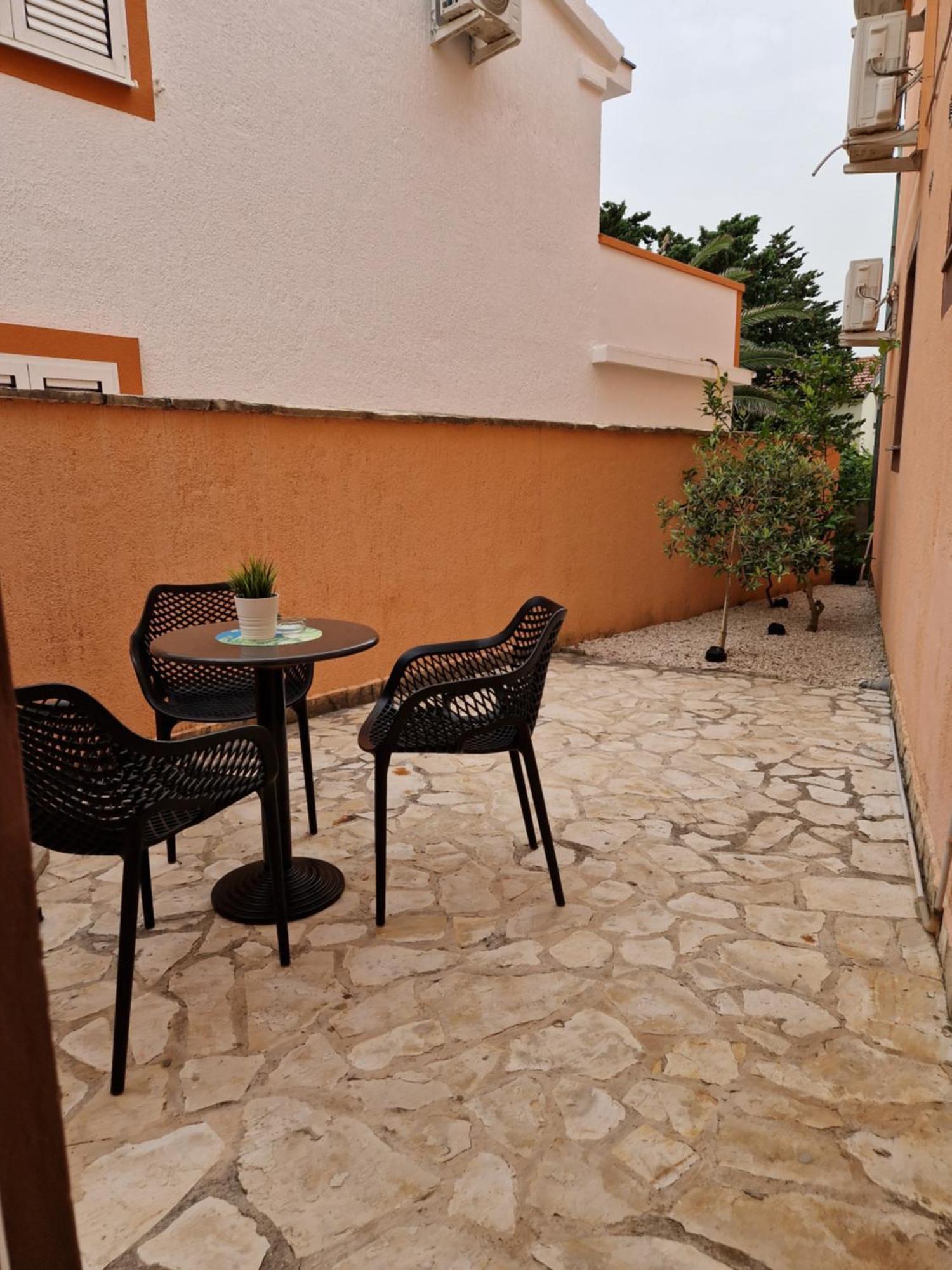 Aurelia Apartments, * Vir