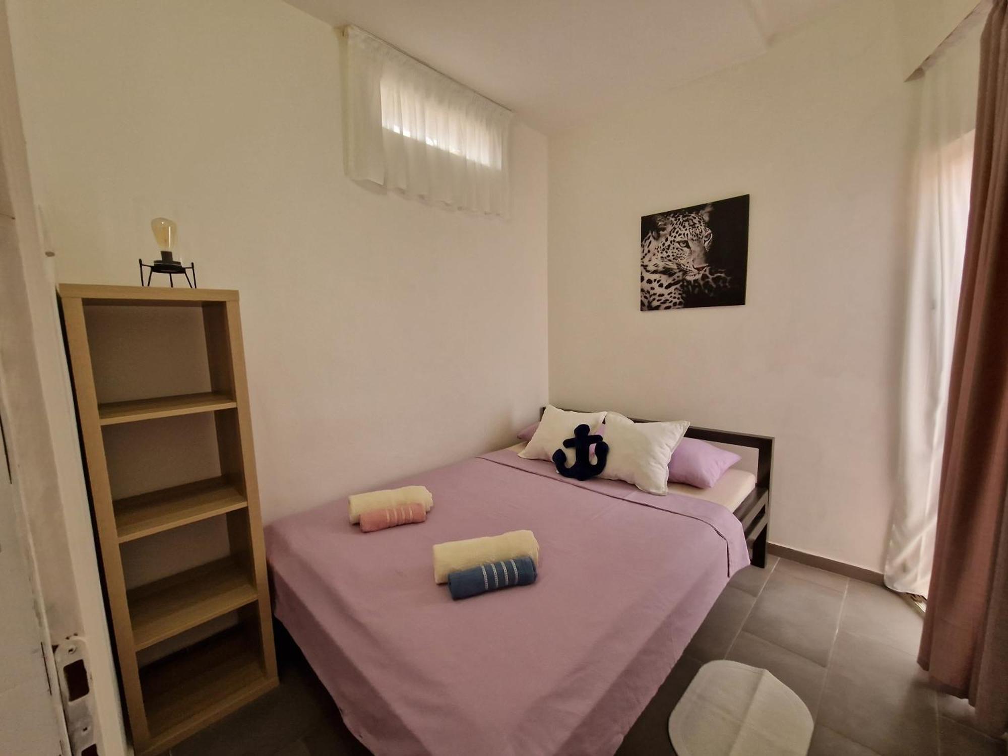 Aurelia Apartments, Vir