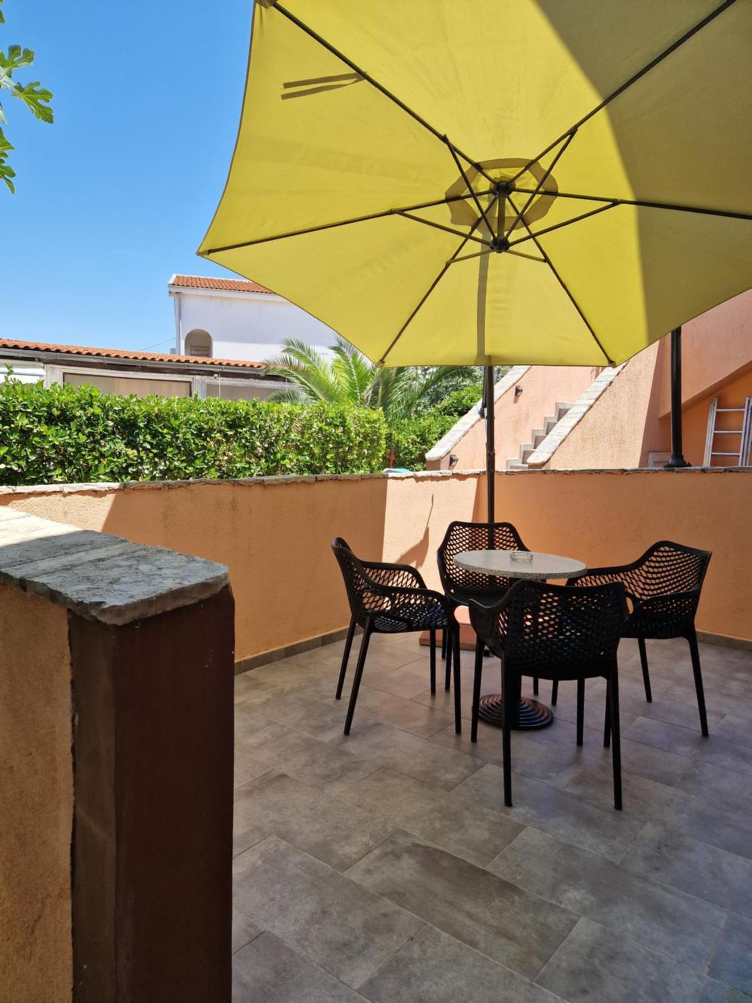 Aurelia Apartments, Vir