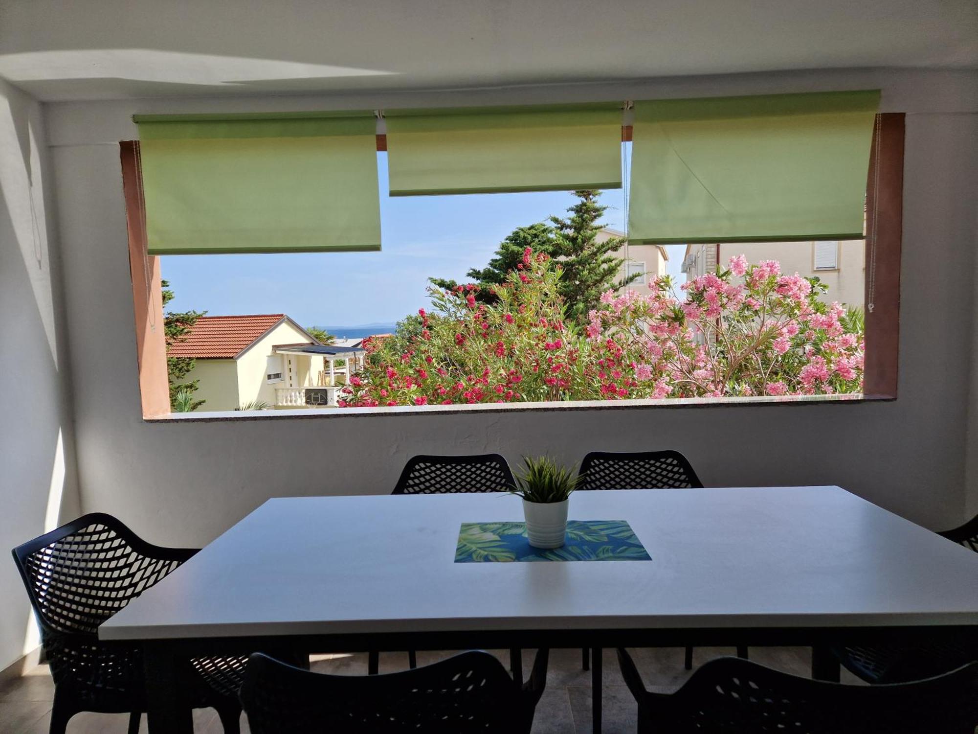 Aurelia Apartments, Vir