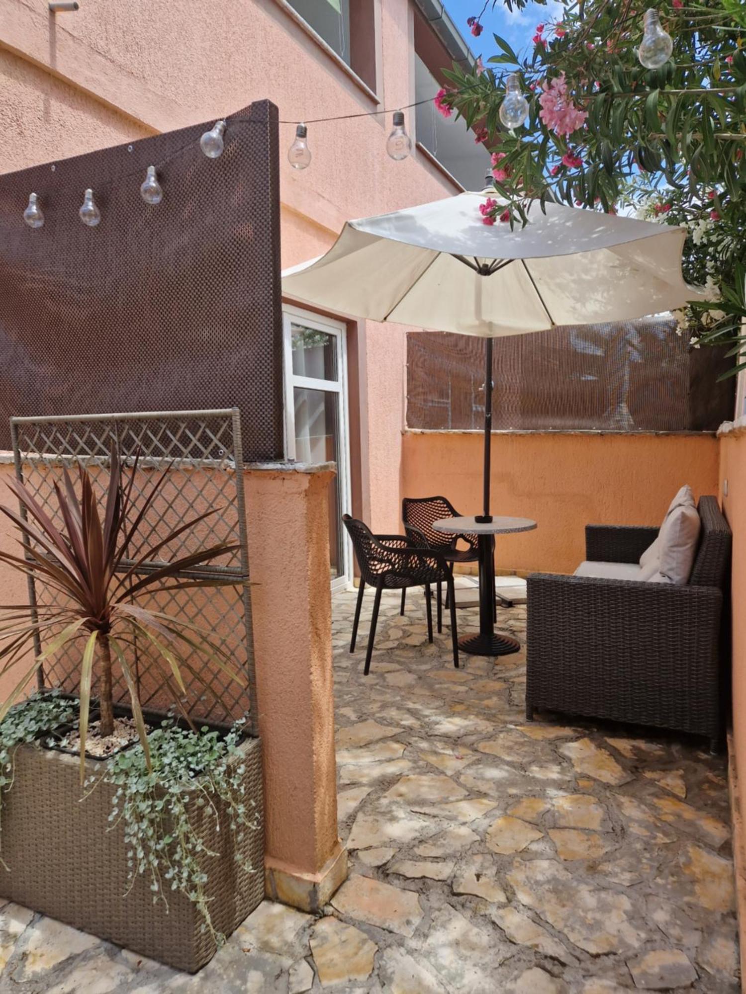 Aurelia Apartments, Vir