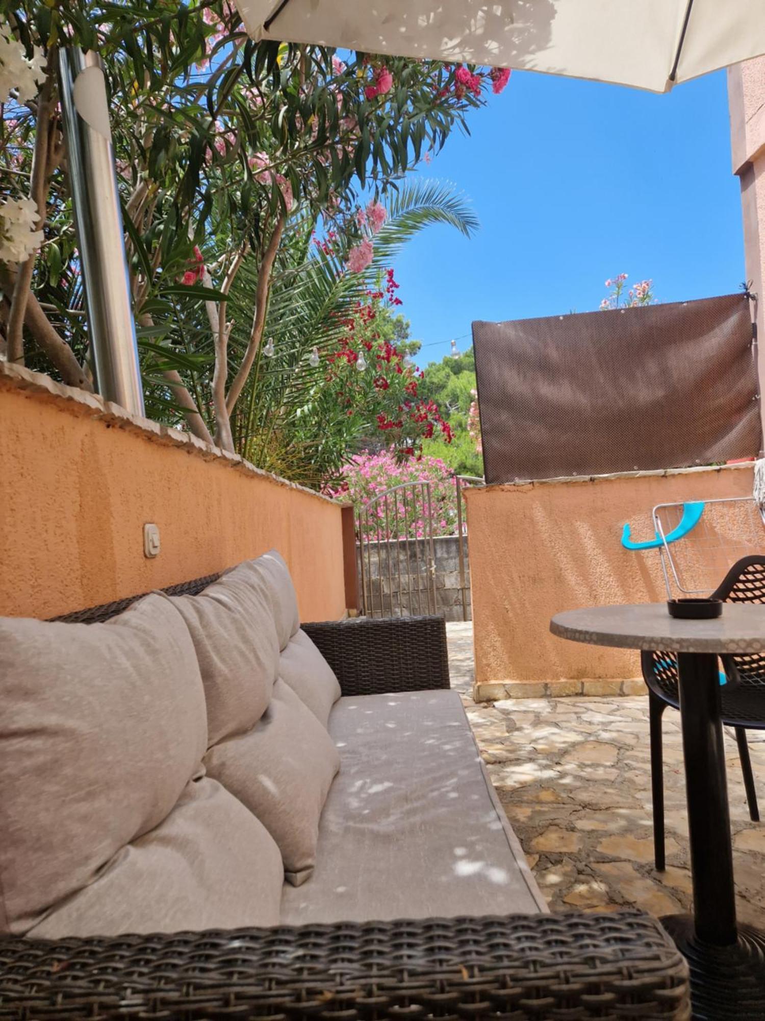 Aurelia Apartments, Vir