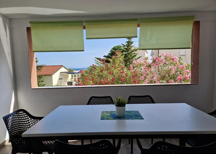 Aurelia Apartments, Vir
