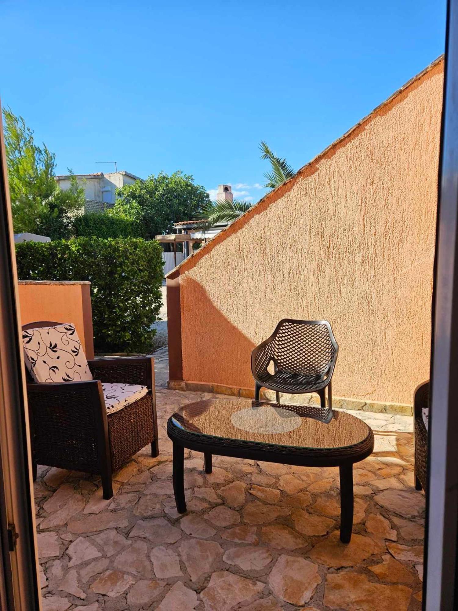 Aurelia Apartments, Vir